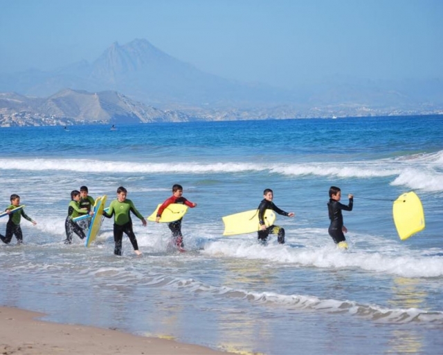 Chicos saliendo del agua